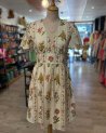 Robe courte beige à imprimé floral multicolore