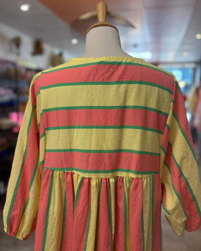 Longue robe ample à rayures jaunes, oranges et vertes