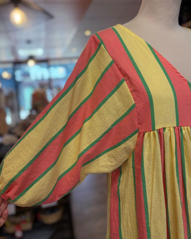 Longue robe ample à rayures jaunes, oranges et vertes