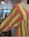 Longue robe ample à rayures jaunes, oranges et vertes