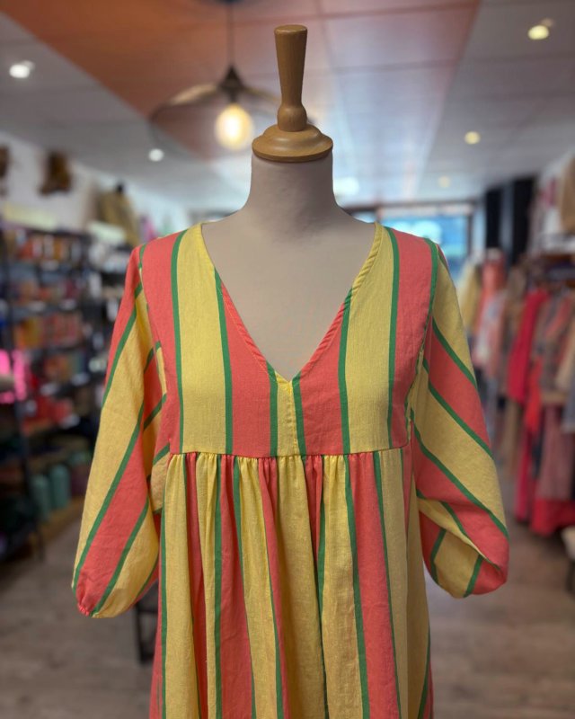 Longue robe ample à rayures jaunes, oranges et vertes