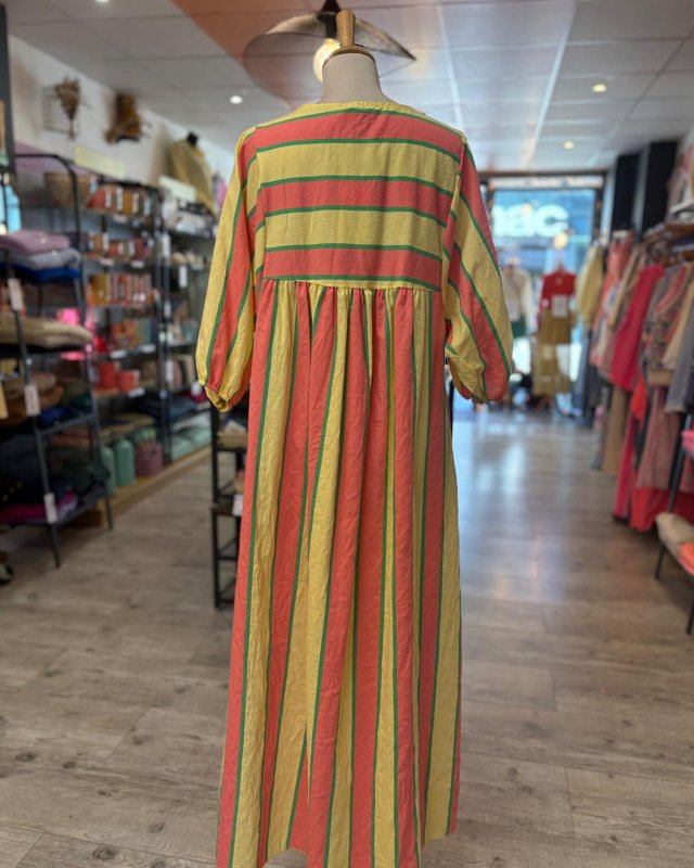 Longue robe ample à rayures jaunes, oranges et vertes