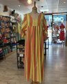 Longue robe ample à rayures jaunes, oranges et vertes