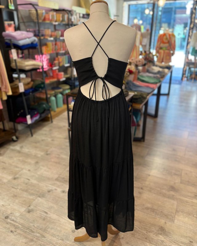 Robe noire avec un dos nu à nouer