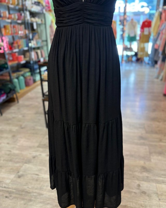 Robe noire avec un dos nu à nouer