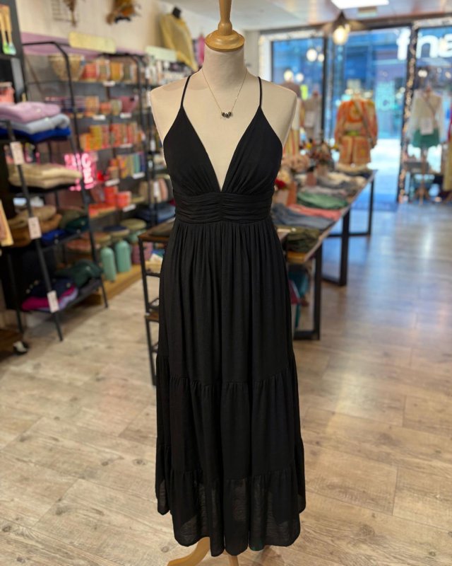 Robe noire avec un dos nu à...