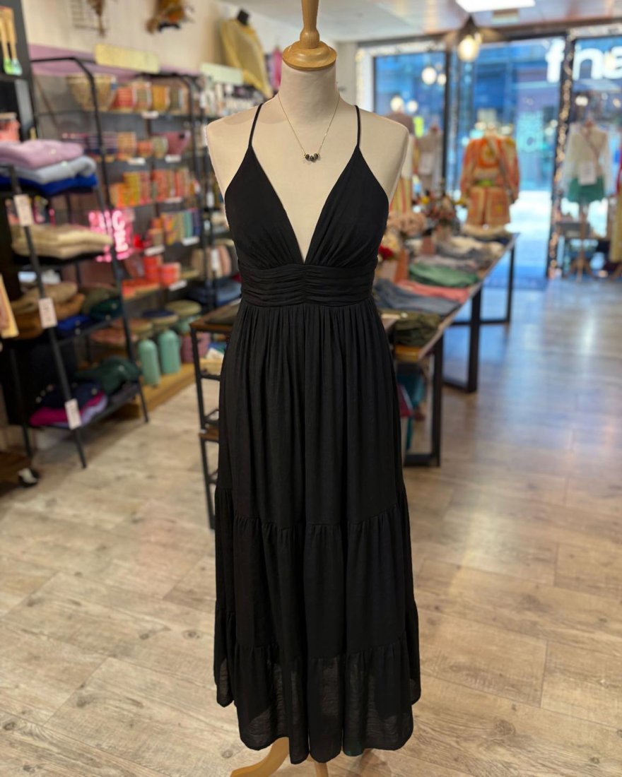 Robe noire avec un dos nu à nouer