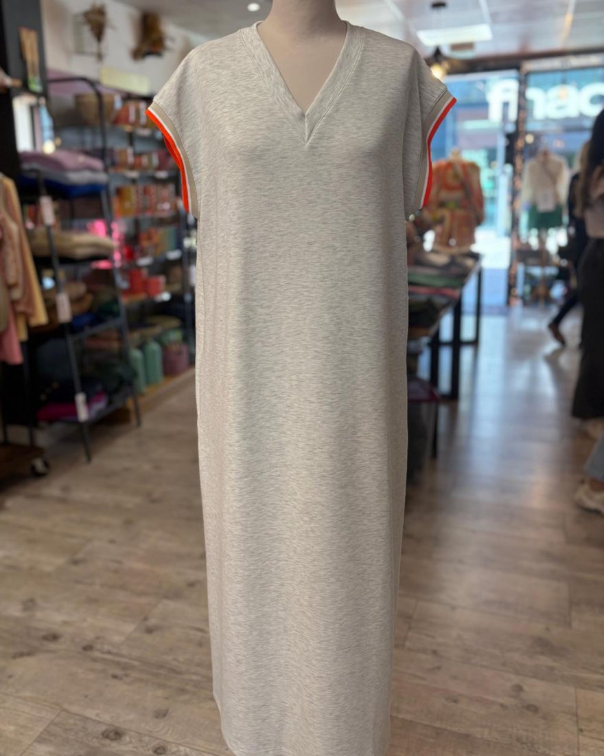 Longue robe t-shirt gris clair avec des liserés contrastés