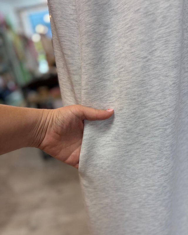 Longue robe t-shirt gris clair avec des liserés contrastés