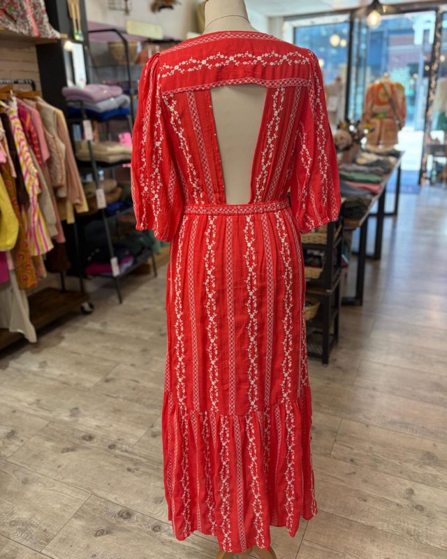Robe longue rouge à broderie blanche avec un dos ouvert