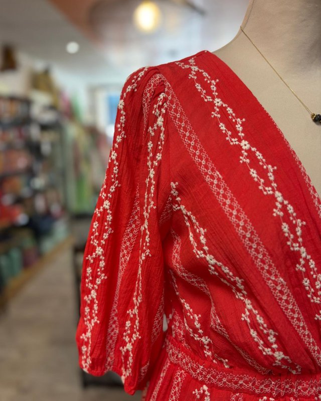Robe longue rouge à broderie blanche avec un dos ouvert