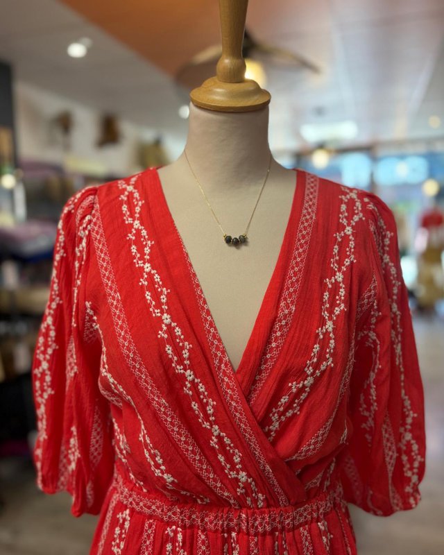 Robe longue rouge à broderie blanche avec un dos ouvert