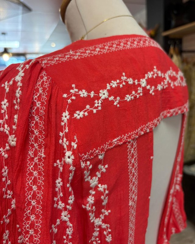 Robe longue rouge à broderie blanche avec un dos ouvert