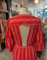 Robe longue rouge à broderie blanche avec un dos ouvert