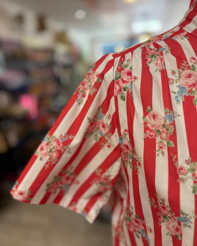 Robe droite rayée à motif fleuri