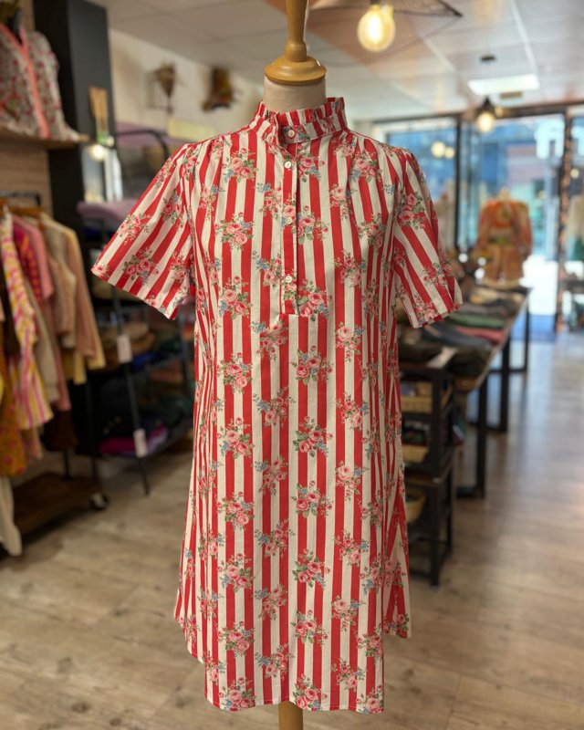 Robe droite rayée à motif...