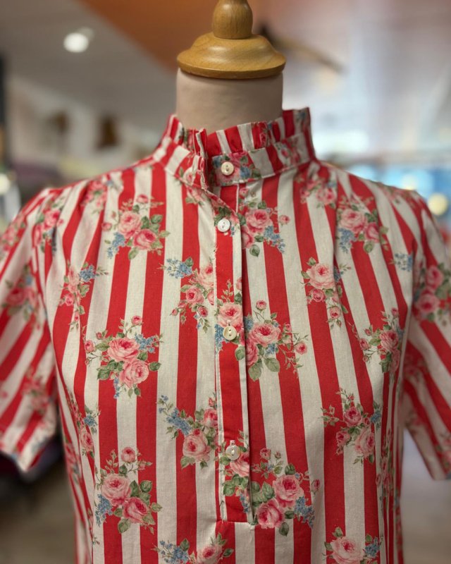 Robe droite rayée à motif fleuri