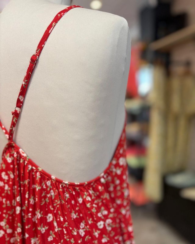 Robe rouge à imprimé fleuri et bretelles fines