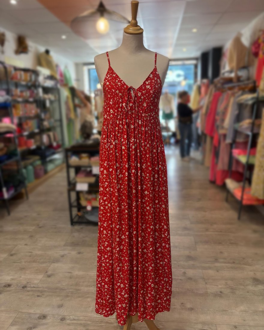 Robe rouge à imprimé fleuri et bretelles fines