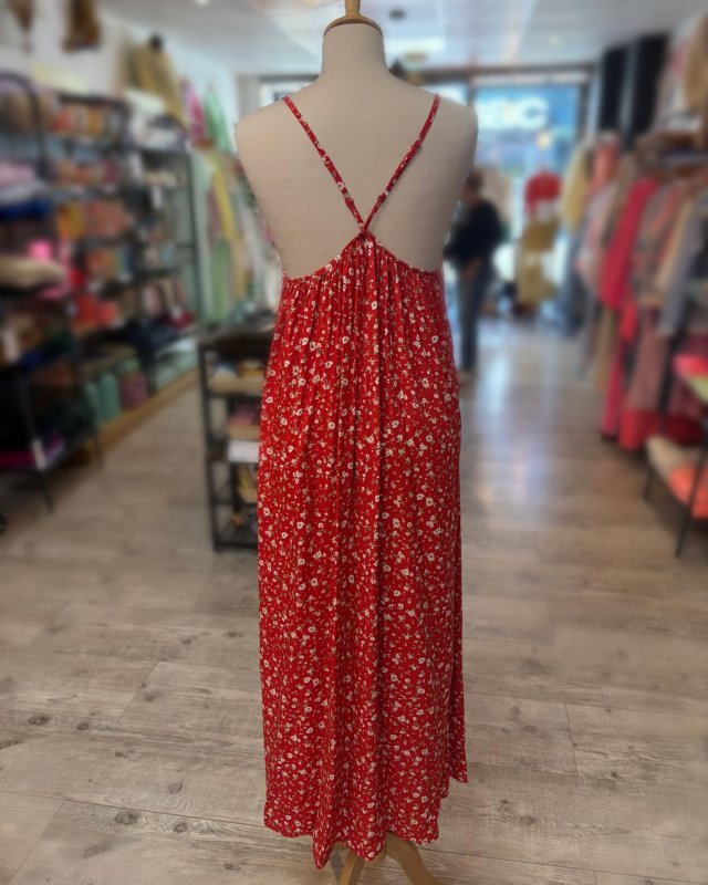 Robe rouge à imprimé fleuri et bretelles fines