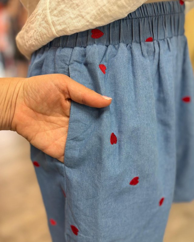 Short léger avec des petites coeurs rouges brodés