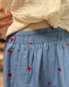 Short léger avec des petites coeurs rouges brodés