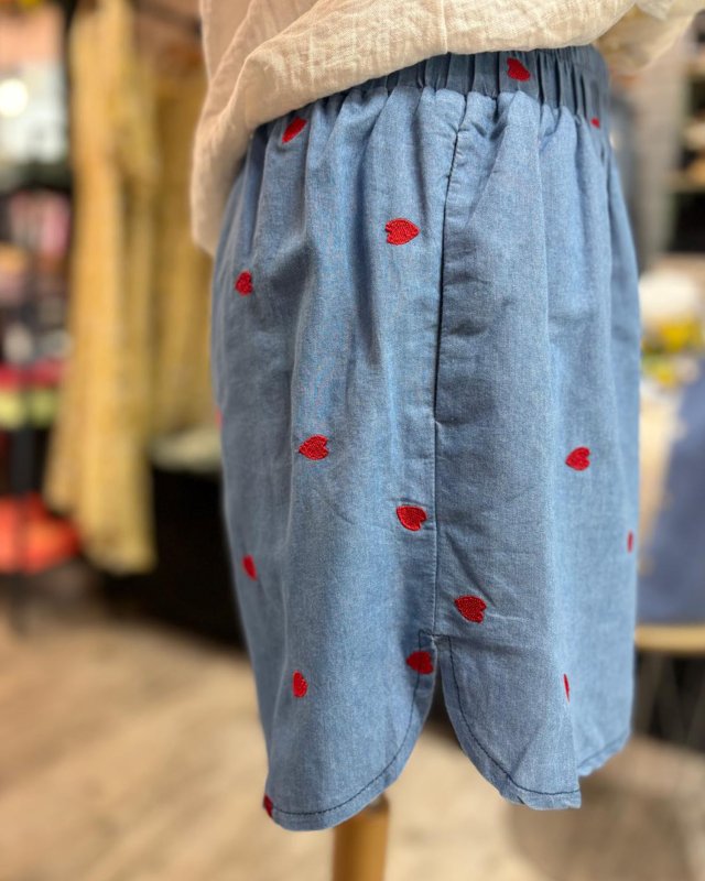 Short léger avec des petites coeurs rouges brodés