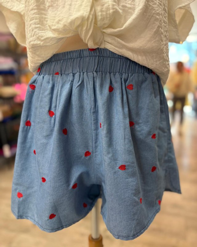 Short léger avec des petites coeurs rouges brodés