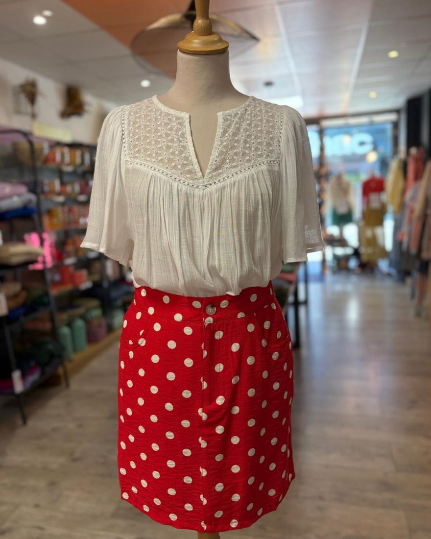 Jupe-short courte rouge à pois blancs