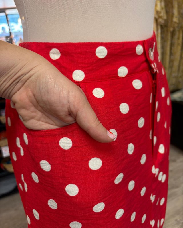 Jupe-short courte rouge à pois blancs