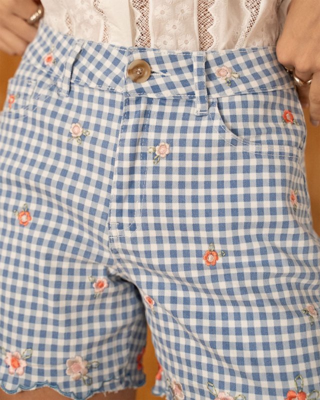 Short vichy à petites fleurs brodées