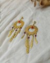 Boucles d'oreilles chandelier dorées à pierre fuchsia