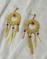 Boucles d'oreilles chandelier dorées à pierre fuchsia