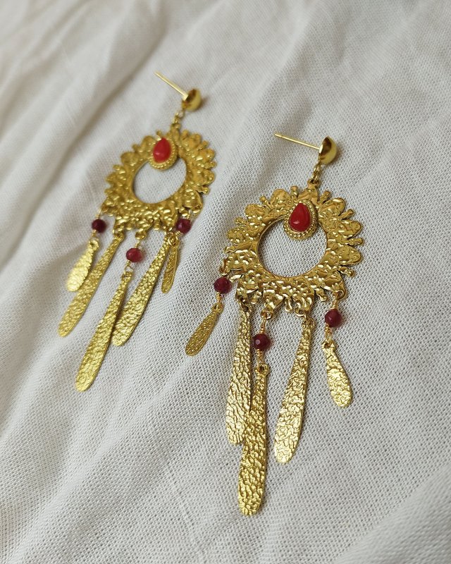 Boucles d'oreilles chandelier dorées à pierre fuchsia