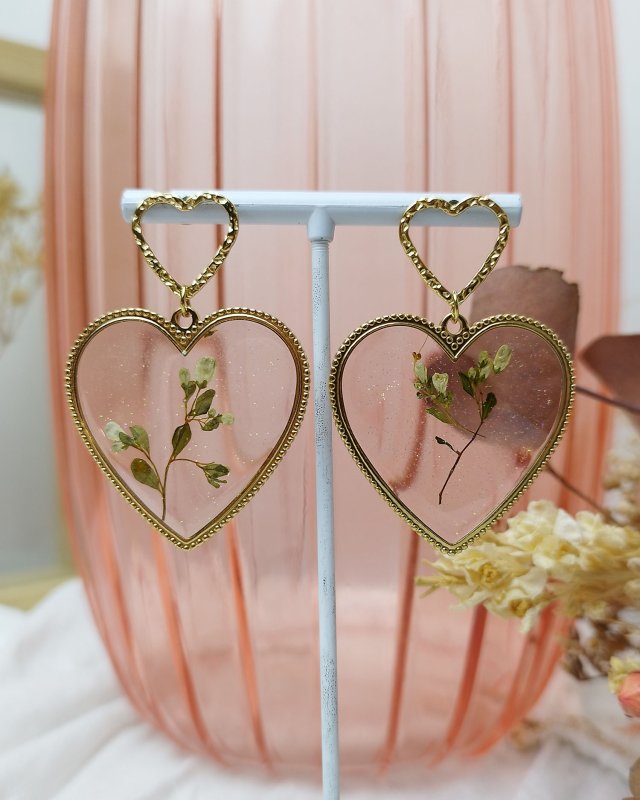 Boucles d'oreilles coeurs transparents et fleurs séchées
