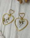 Boucles d'oreilles coeurs transparents et fleurs séchées