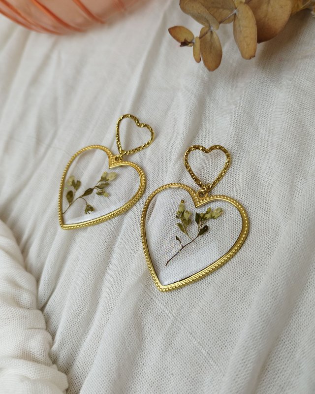 Boucles d'oreilles coeurs transparents et fleurs séchées
