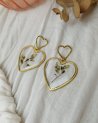 Boucles d'oreilles coeurs transparents et fleurs séchées