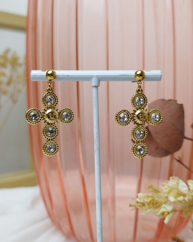 Boucles d'oreilles croix en acier doré et strass
