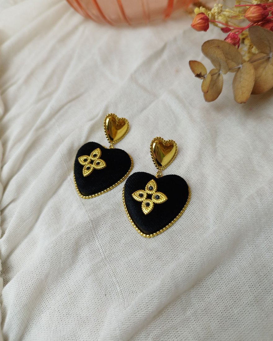 Boucles d'oreilles coeurs en velours noir et acier doré