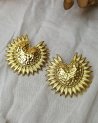 Boucles d'oreilles soleil doré au centre texturé