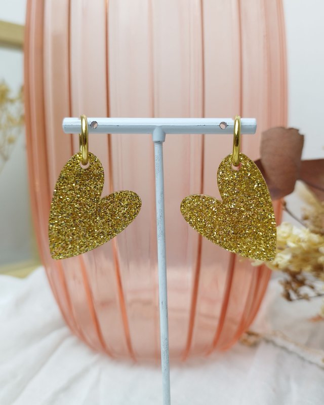 Petites créoles en acier avec un coeur pailleté doré