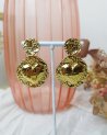 Boucles d'oreilles rondes en acier martelé avec un coeur