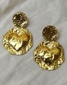 Boucles d'oreilles rondes en acier martelé avec un coeur