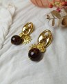 Grosses boucles d'oreilles à maillon doré et breloques