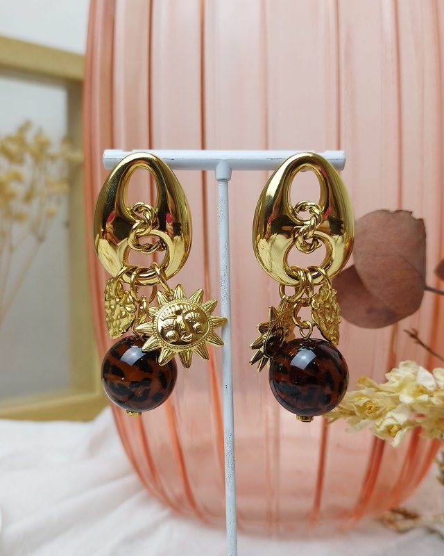 Grosses boucles d'oreilles à maillon doré et breloques