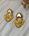 Boucles d'oreilles coeur en acier martelé avec un poisson