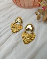Boucles d'oreilles coeur en acier martelé avec un poisson