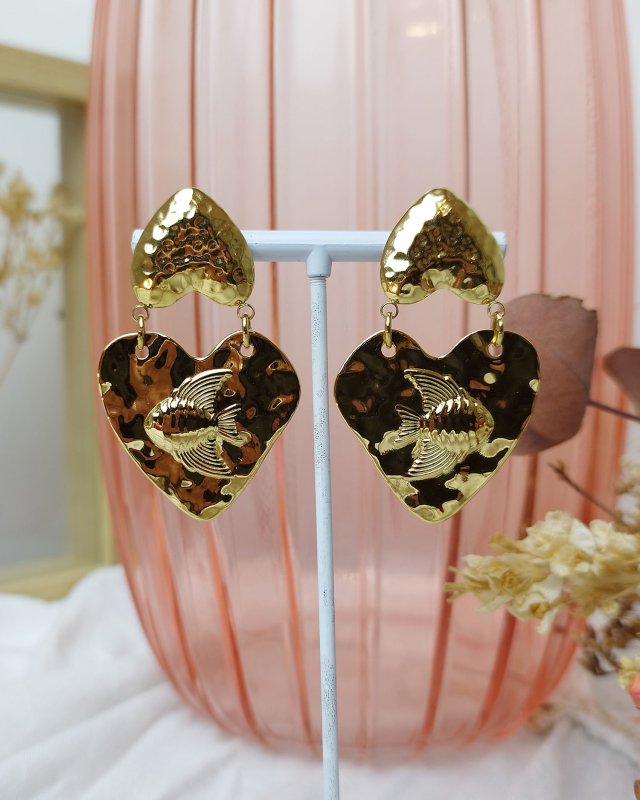 Boucles d'oreilles coeur en acier martelé avec un poisson