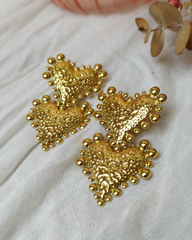 Boucles d'oreilles dorées à doubles coeurs effet granit
